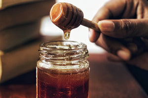 Velavi a sélectionné un miel des montagne produit de manière artisanale dans les gorges de la Loire. Cet actif hydratant et cicatrisant est utilisé dans nos formules de soins visage certifiés bio